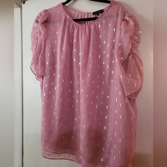 Sweet and ruffly pink blouse - Picture 2 of 8